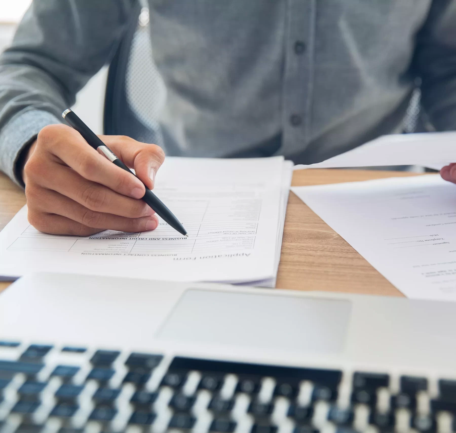 AnyConv.com__empresario-verificacao-de-documentos-na-mesa